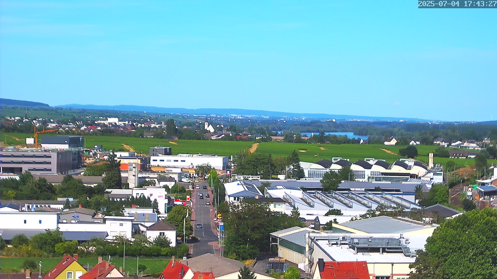 Hier befinden sich 2 Bilder nebeneinander, so dass der Eindruck einer Panorama-Aufnahme entsteht. Mann sieht das gesamte Industriegebiet bis zum Rhein.